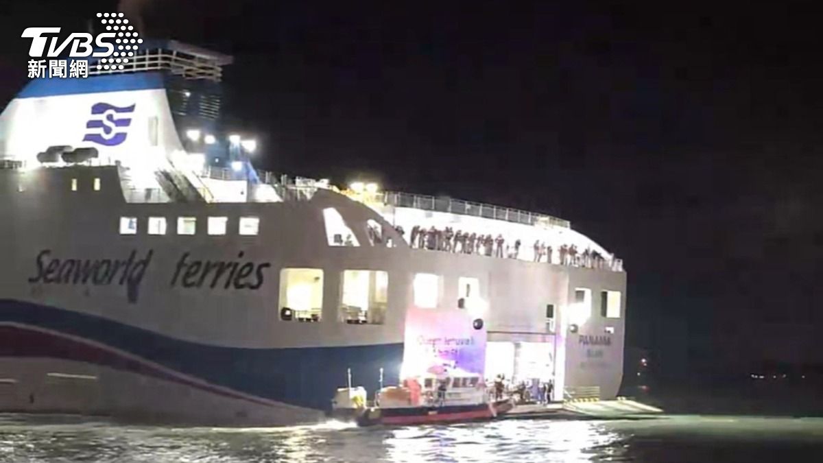 南韓全羅南道外海,有一艘載著267人的渡輪撞上礁石後擱淺,所幸無人喪命。(圖/達志影像美聯社)