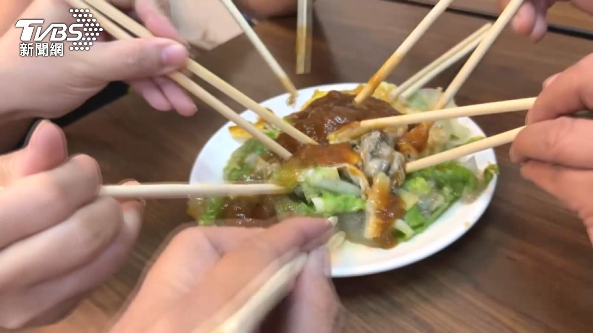 鹿港蚵仔煎實施「低消」引熱議!7人共享1份餐、還有人趴桌睡 店家難負荷。(圖/TVBS)