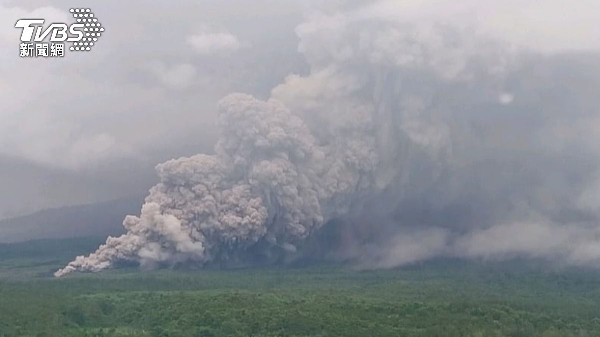 印尼爪哇島東部的塞梅魯火山在19日噴發時，釋放出火山碎屑流。（圖／達志影像美聯社）