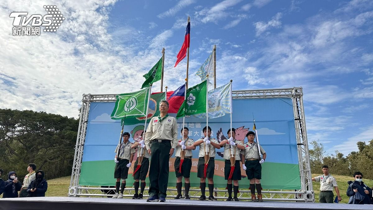 今年童軍大露營主題「浯島薪火.童軍同心」象徵傳承與團結。(圖/程子奕攝)