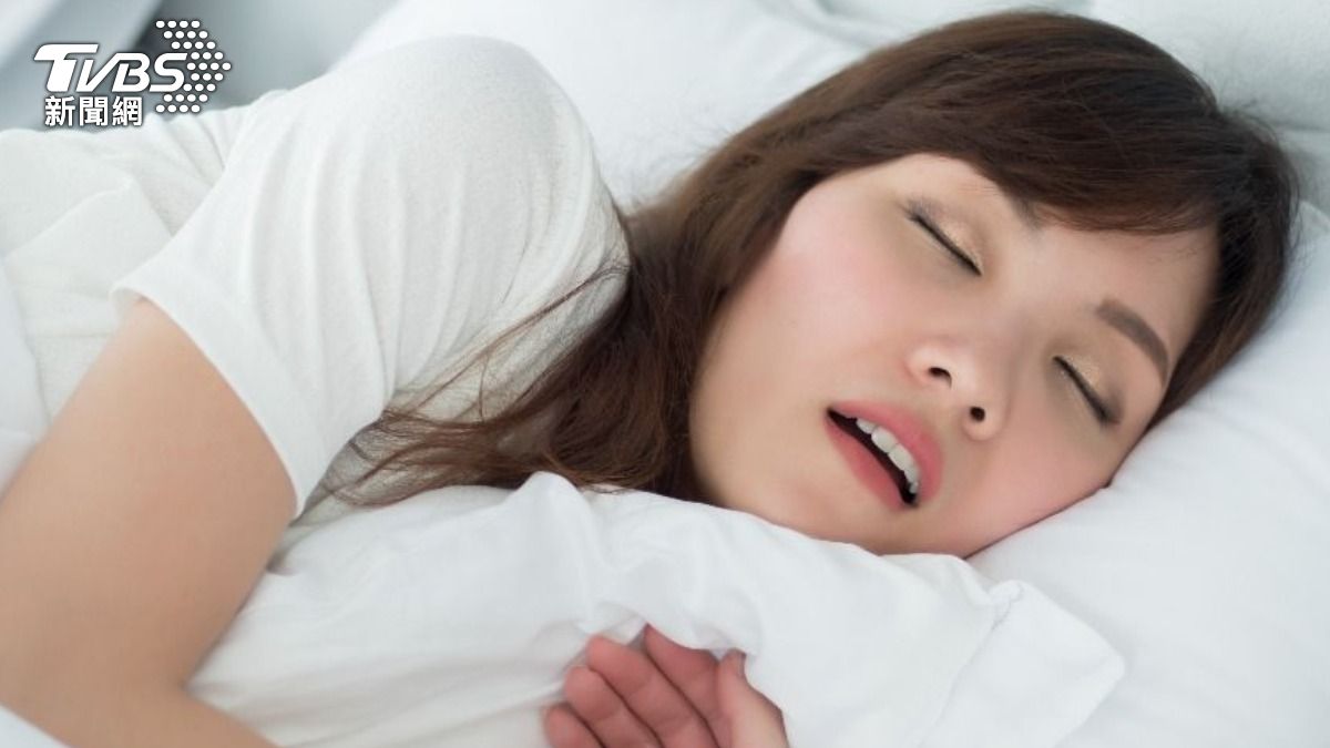 妹子睡覺打呼「改睡沙發就靜悄悄」!醫:問題不在床