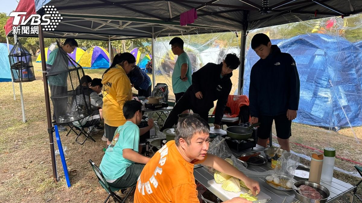 國中以上童軍要自己切菜煮飯。(圖/程子奕攝)
