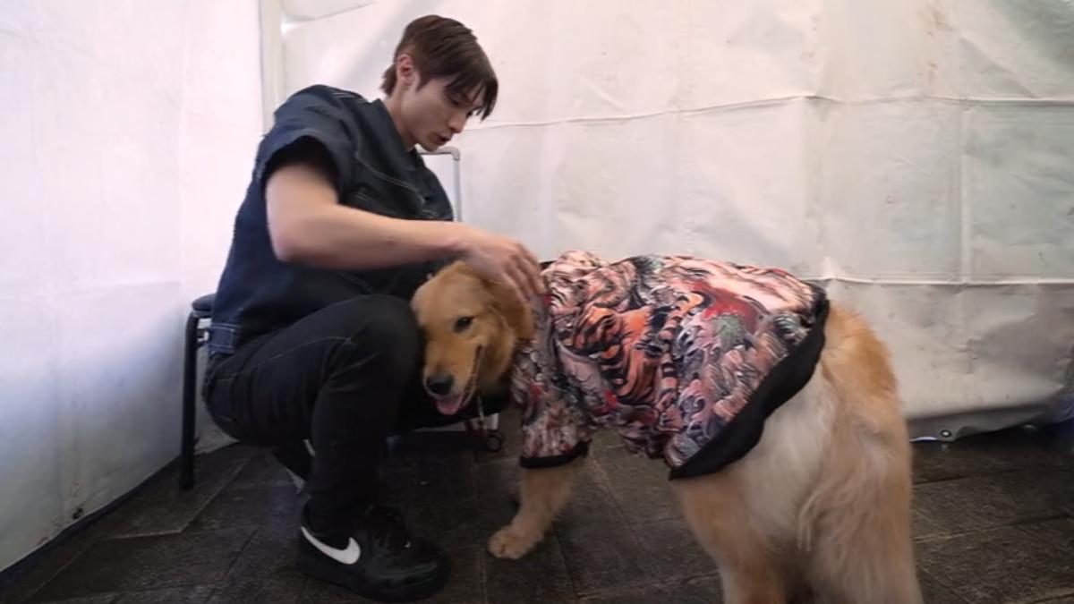 阿本為萌犬套上「秀龍刺鳳袍」。(圖/TVBS)