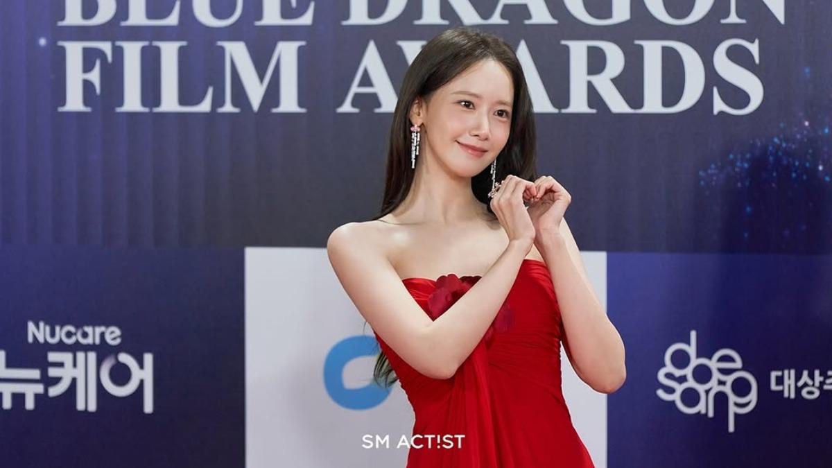 潤娥不畏低溫穿上紅色平口禮服閃耀青龍獎紅毯。(圖/翻攝自limyoona__official IG)