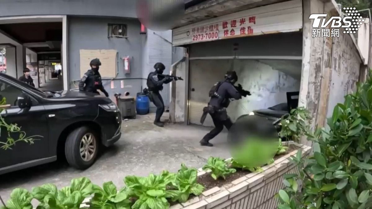 三重毒蟲躲汽車旅館!大批警埋伏停車場出入口 對峙畫面曝