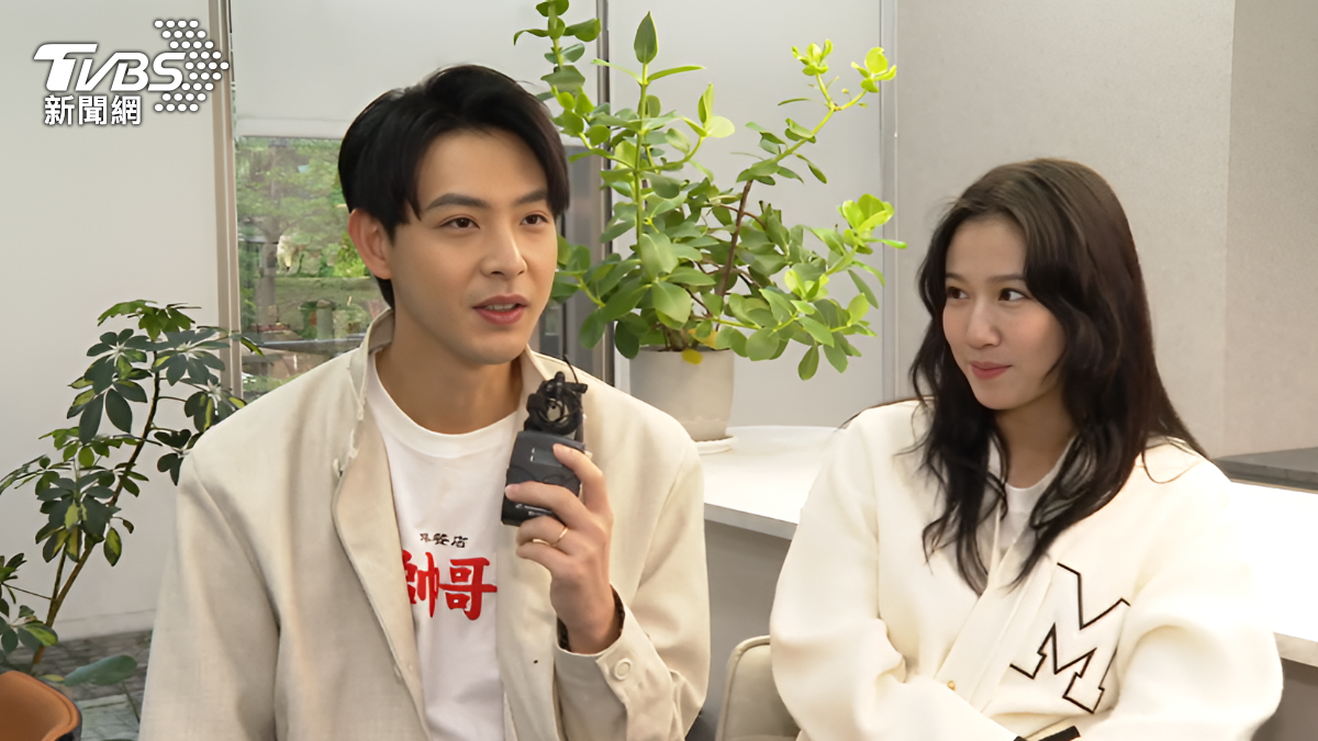 連晨翔（左）分享初為人父的心情，（右）方志友獻上祝福。（圖／TVBS）