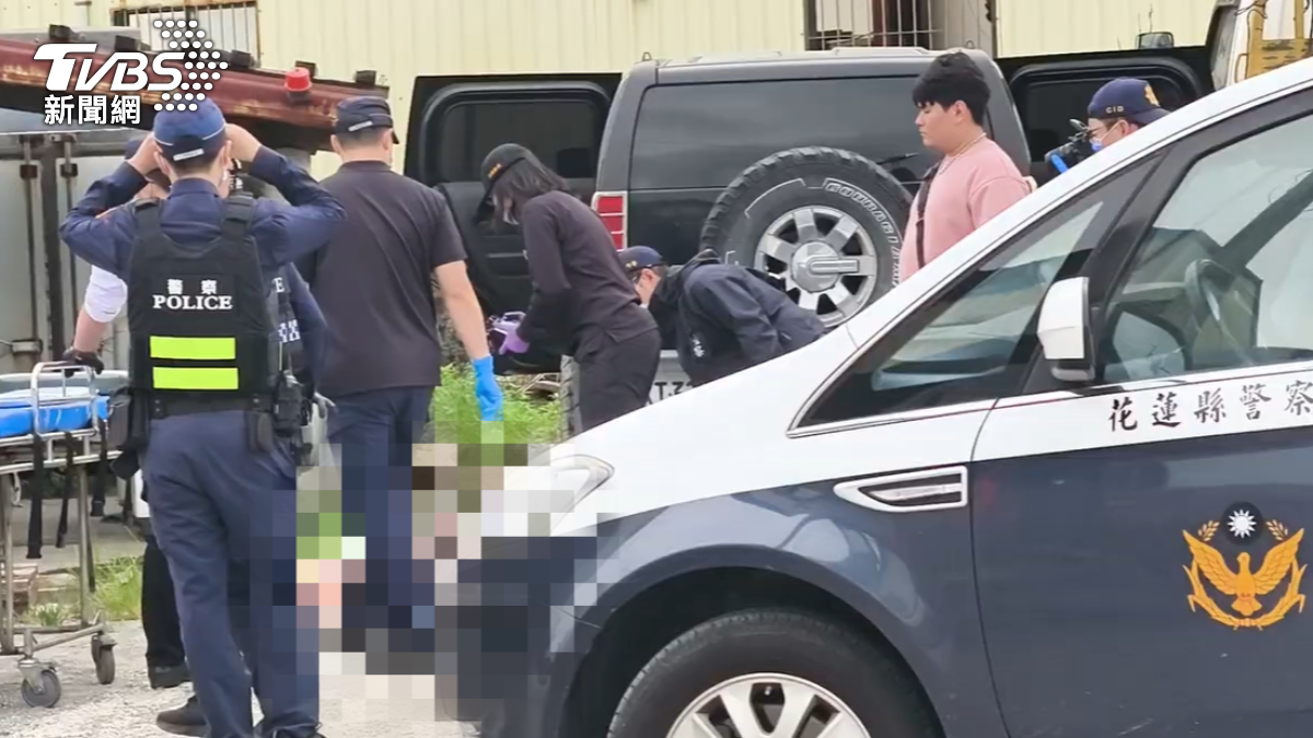 一名男子不明原因倒臥車輛後座。(圖/TVBS)