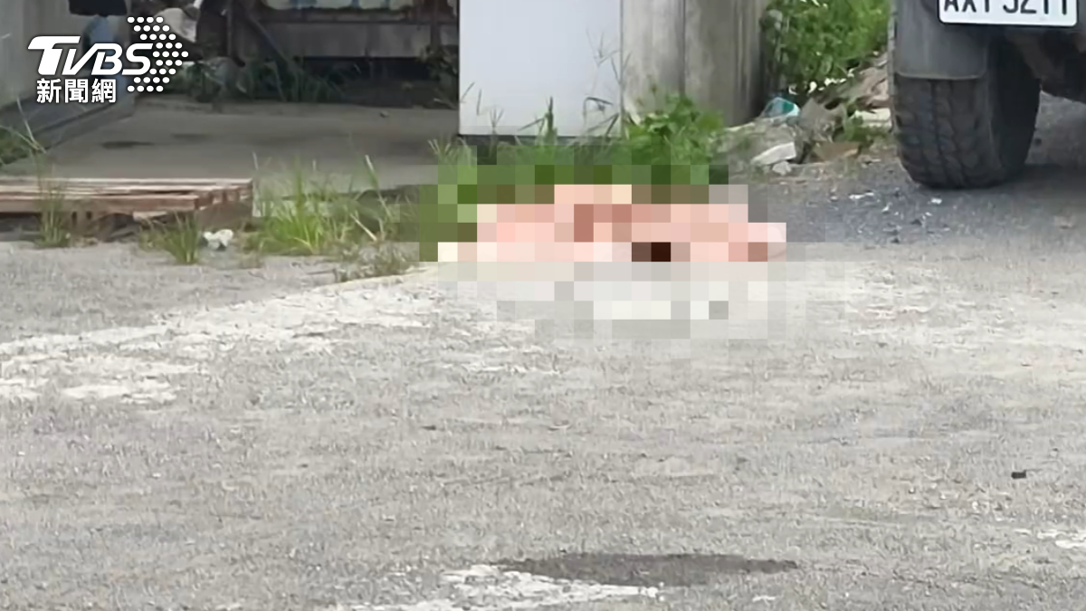 廠區老闆發現車輛後座有名男子倒臥死亡。(圖/TVBS)