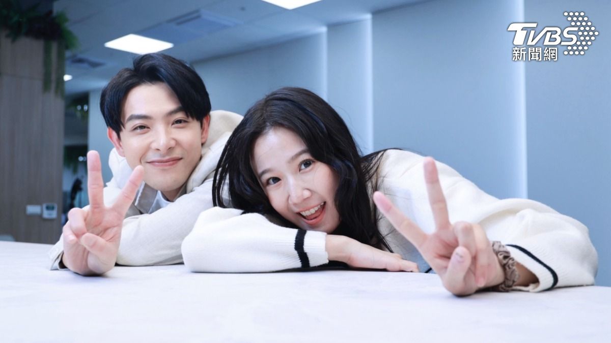 連晨翔、方志友(右)劇中演出兄妹,戲外互動也很逗趣。(圖/黃城碩攝)