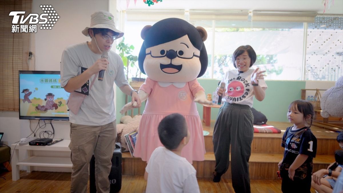 蘇巧慧變身水獺媽媽巧慧姨，講故事給小朋友聽。（圖／柯勝雄攝）