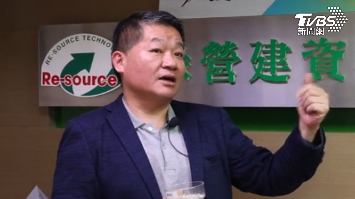 業者介紹綠建材的重要性 (圖/TVBS)