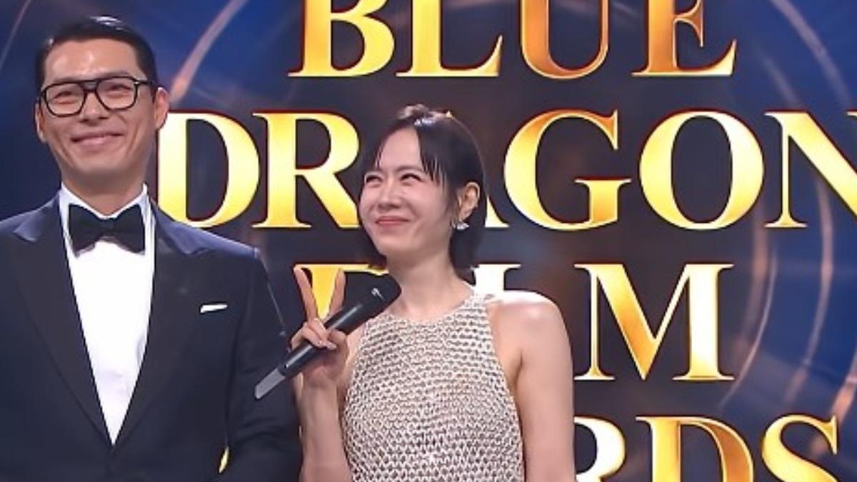 玄彬、孫藝珍典禮現場甜翻粉絲。（圖／翻攝自KBS Entertain yt）