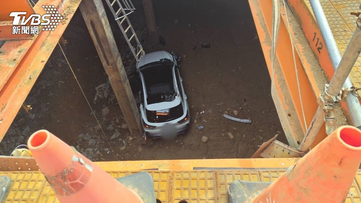 快訊/才從賣場轉出!轎車墜8米捷運施工坑洞 桃園女奇蹟生還