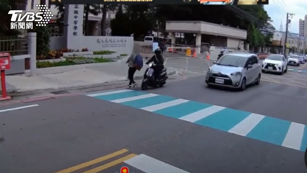 學童斑馬線險撞機車!新竹三校密集路段 家長籲設號誌保安全