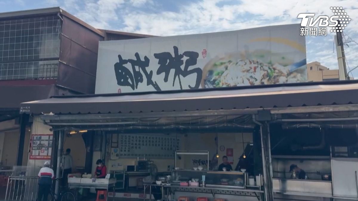 台南「阿堂鹹粥」原本醒目的「阿堂」字樣在今年 8 月被移除,僅留下「鹹粥」字樣及美食圖片。(圖/TVBS)