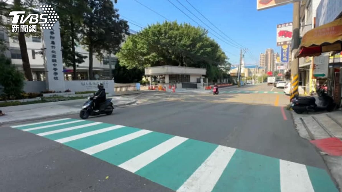 學區路段險撞機車!「無紅綠燈」家長憂心。(圖/TVBS)