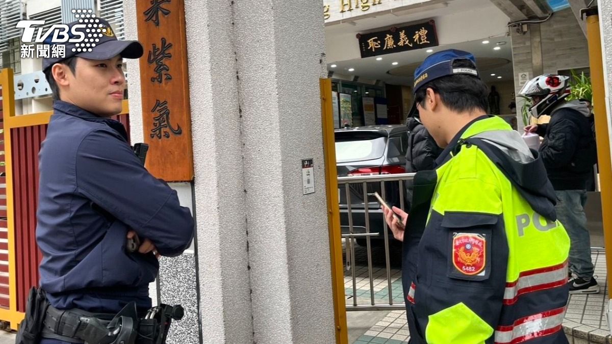 警方加強校園巡邏。（圖／TVBS）