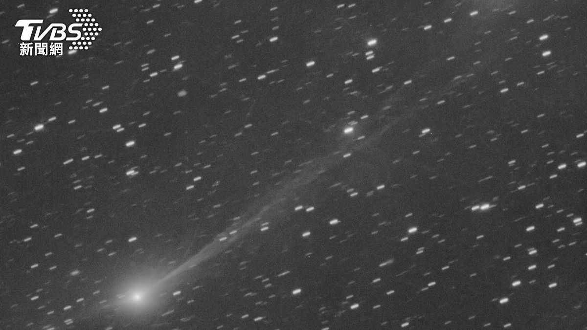 星際彗星3I/Atlas19日在太空中飛馳,當時距離地球約3.058億公里被義大利天文學家Gianluca Masi拍攝了下來。(圖/達志影像美聯社)