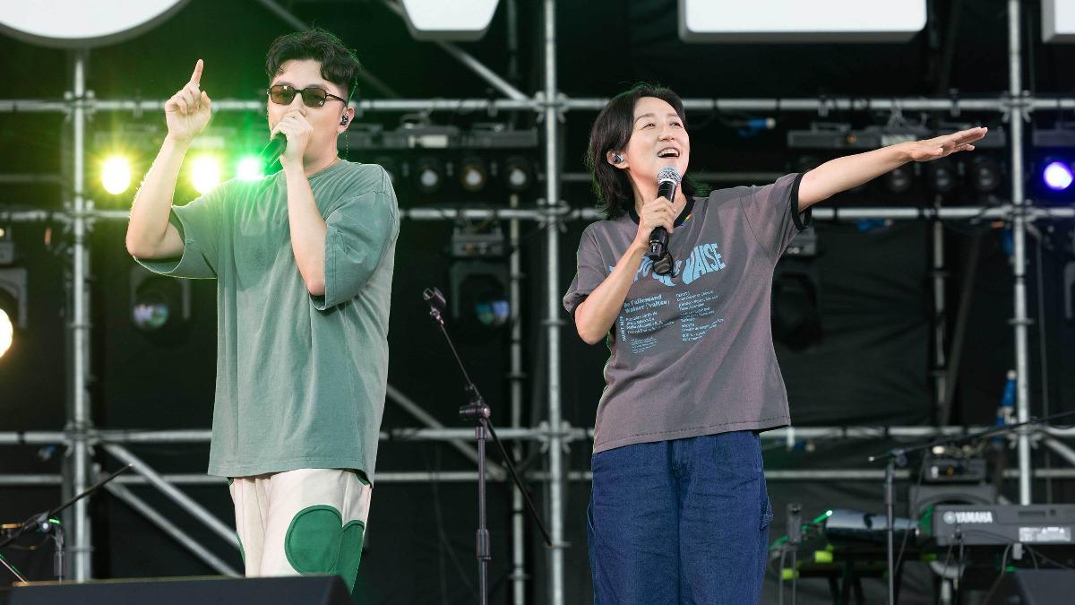 黃韻玲(右)和兒子Arthur的樂團「浪漫里」一起演出。(圖/愛之日常音樂節提供)