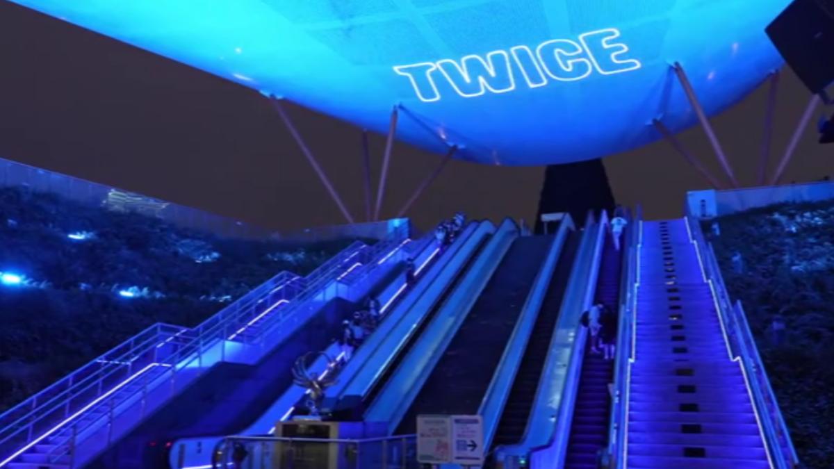 上下班好幸福...TWICE錄高捷到站廣播。(圖/TVBS)