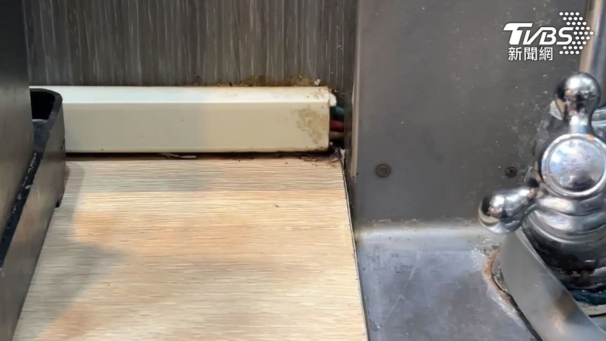 該店家濾水器旁邊配置三條電線，雖然有用塑膠進行隔絕，但仍有縫隙符合漏電的條件。（圖／TVBS）