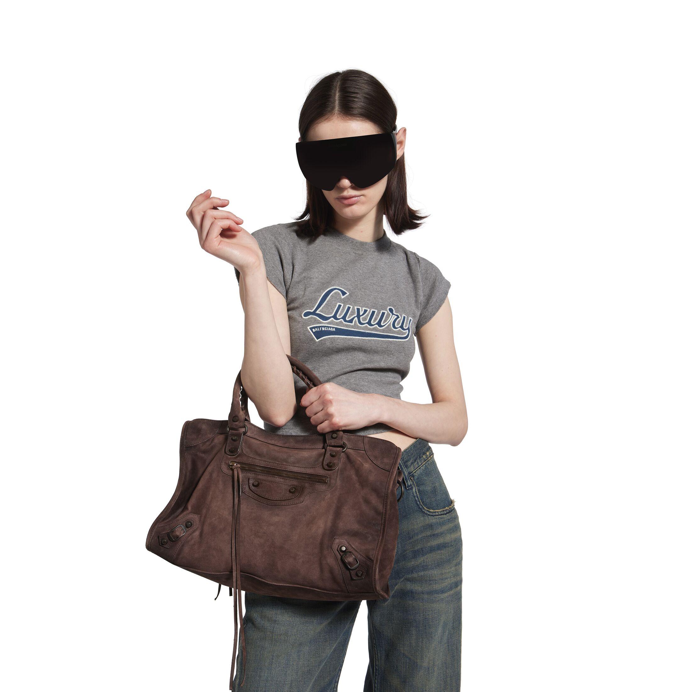 Balenciaga 2025 秋冬Balenciaga Le City 以柔軟麂皮推出。(圖/翻攝自Balenciaga官網)