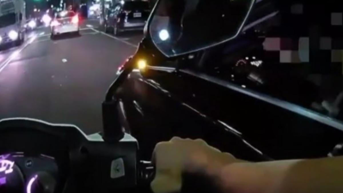 黑色轎車違規併排停車,遭警方上前盤查,結果駕駛高速逃逸。(圖/TVBS)