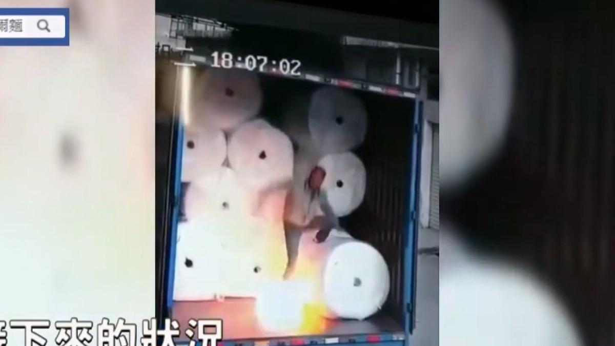 過去新北消防局分享國外案例,紡織廠員工身穿尼龍外套和膠底鞋,腳踏上金屬車板,瞬間閃起火花,一下子引燃棉絮,就是靜電造成。(圖/翻攝新北消防發爾麵FB)