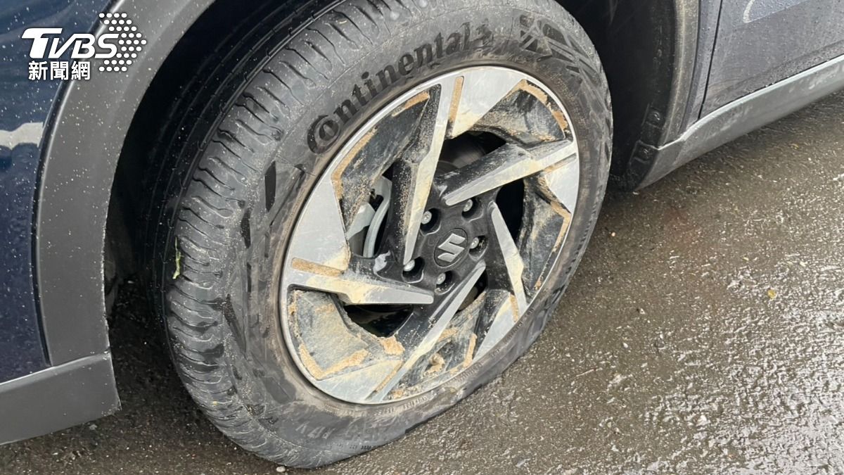 台62快速道路2輛車爆胎。（圖／TVBS）