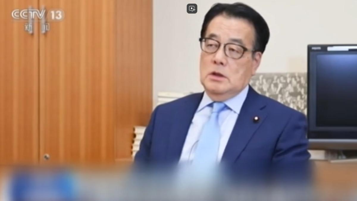 中日風暴源頭,央視專訪質詢日相的日本議員岡田克也。(圖/CCTV13)