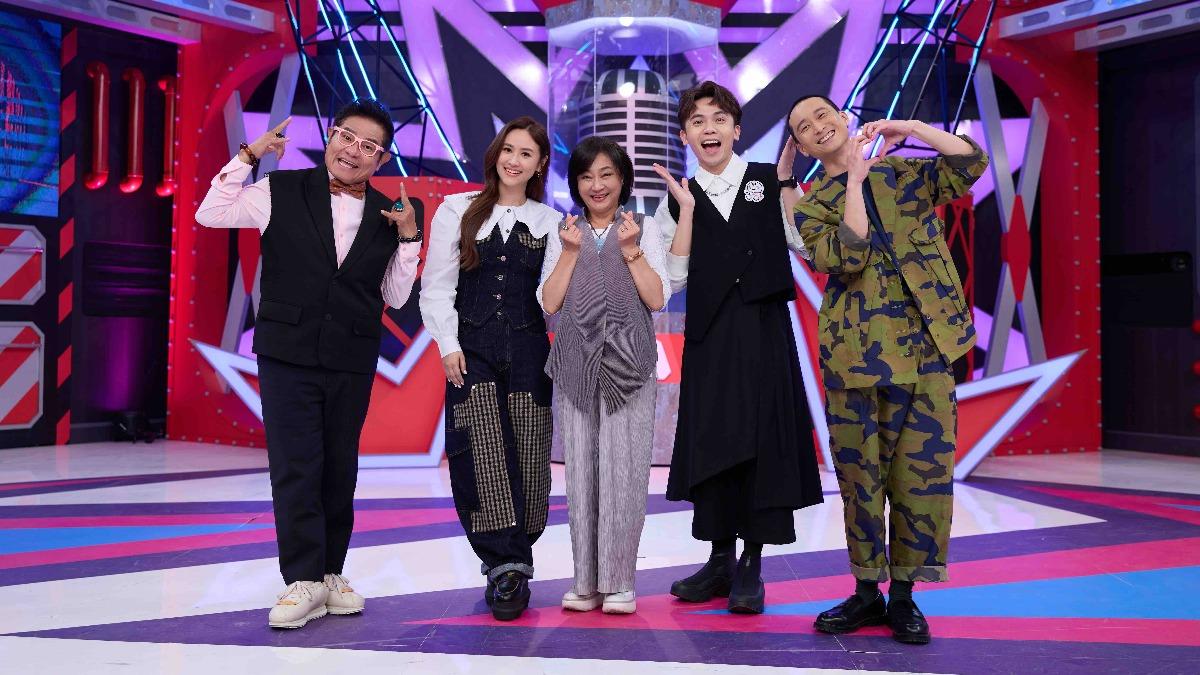 許效舜(左起)、Sandy、楊麗音、黃豪平、浩子進棚錄影。(圖/公視台語台提供)