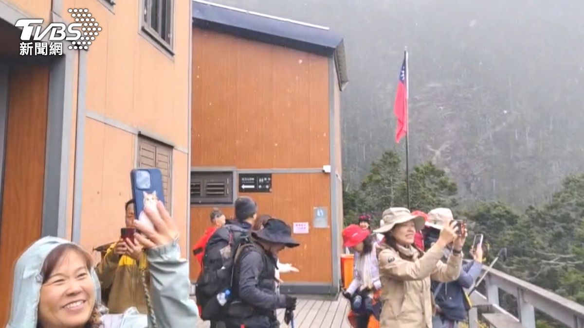 玉山初雪!「飄落點點雪花」10分鐘奇景 登山客嗨翻了。(圖/民眾提供)