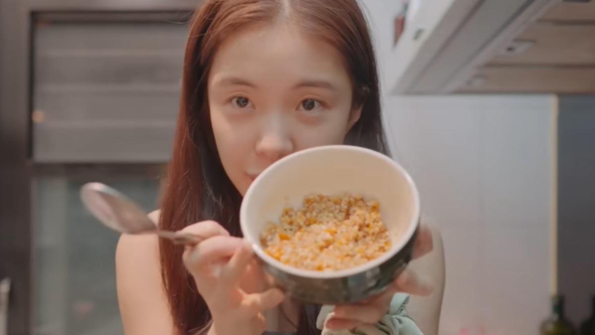 李多慧自製的「減肥炒飯」,搭配減醣的糙米飯來拌炒。(圖/翻攝自YT@이다혜 李多慧)