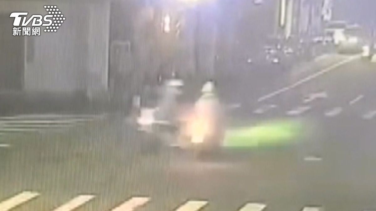 闖紅燈釀車禍 18歲騎士撞黃牌重機。(圖/警方提供)