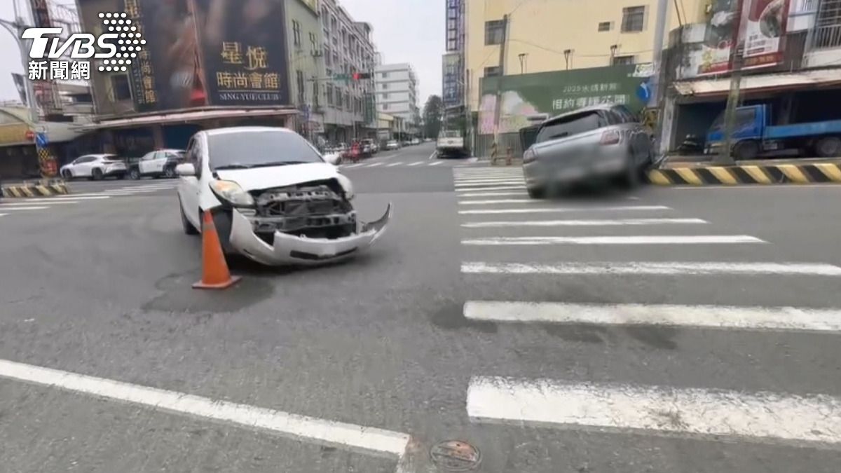 灰色休旅車闖紅燈,而白車是正常綠燈行駛。灰色休旅車駕駛在事故後受到驚嚇。(圖/TVBS)
