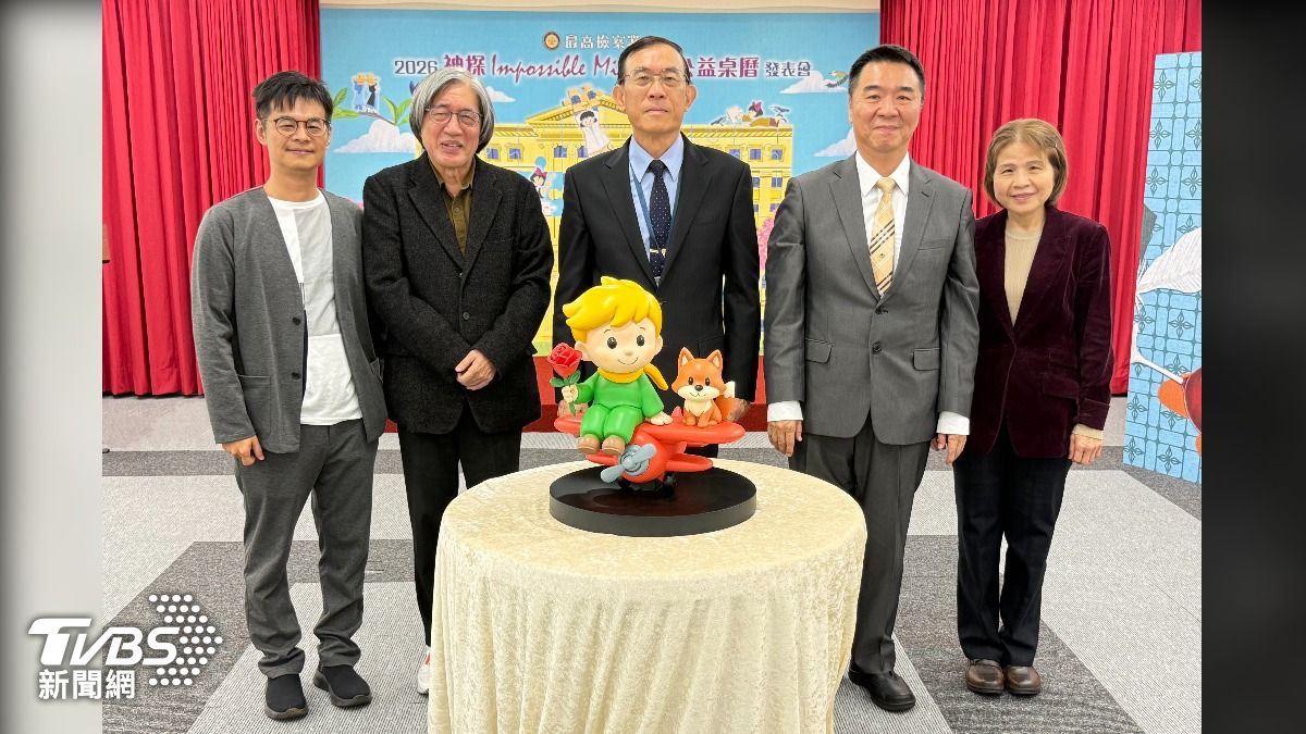 最高檢察署主任檢察官林麗瑩(右起)、法務部保護司長洪信旭、檢察總長邢泰釗、PChome董事長詹宏志、台灣犯罪作家聯會理事長既晴出席。(圖/TVBS)