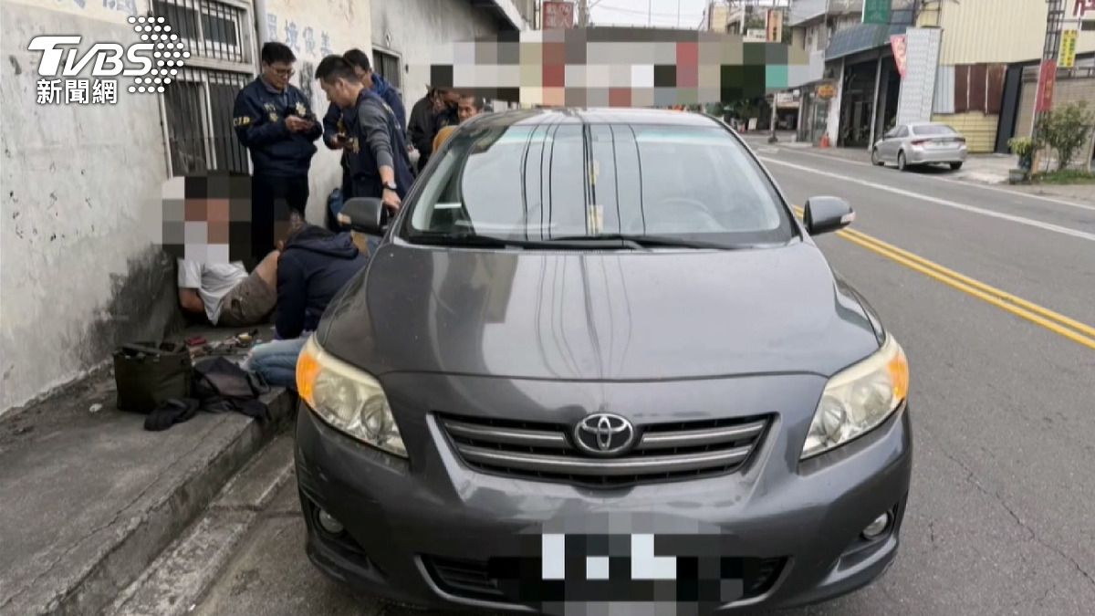 撞死騎士後疑「邊逃邊吸毒」換車找毒友接應。(圖/警方提供)