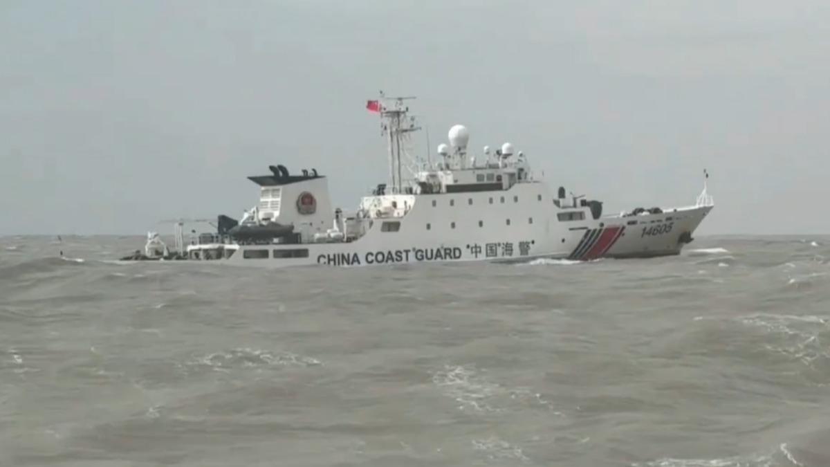 一個月侵擾三次！中國海警船「東西分進」闖金門　遭海巡強勢驅離
