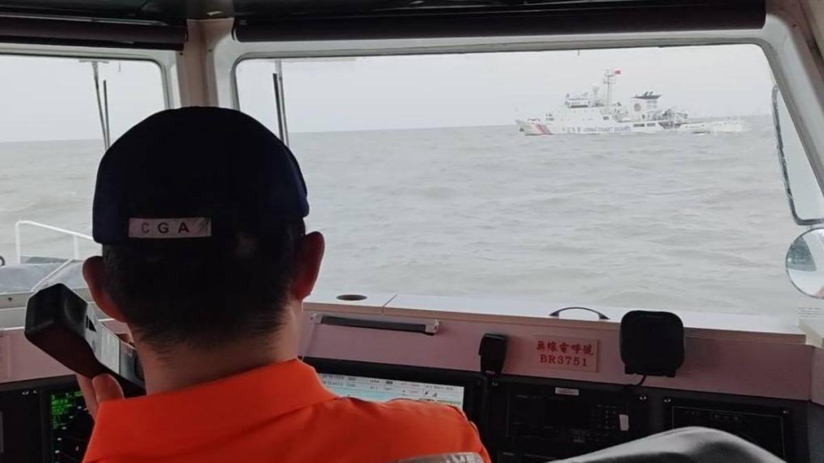海巡署4艘巡防艇併行監控至中國海警船駛離。(圖/海巡署金馬澎分署提供)