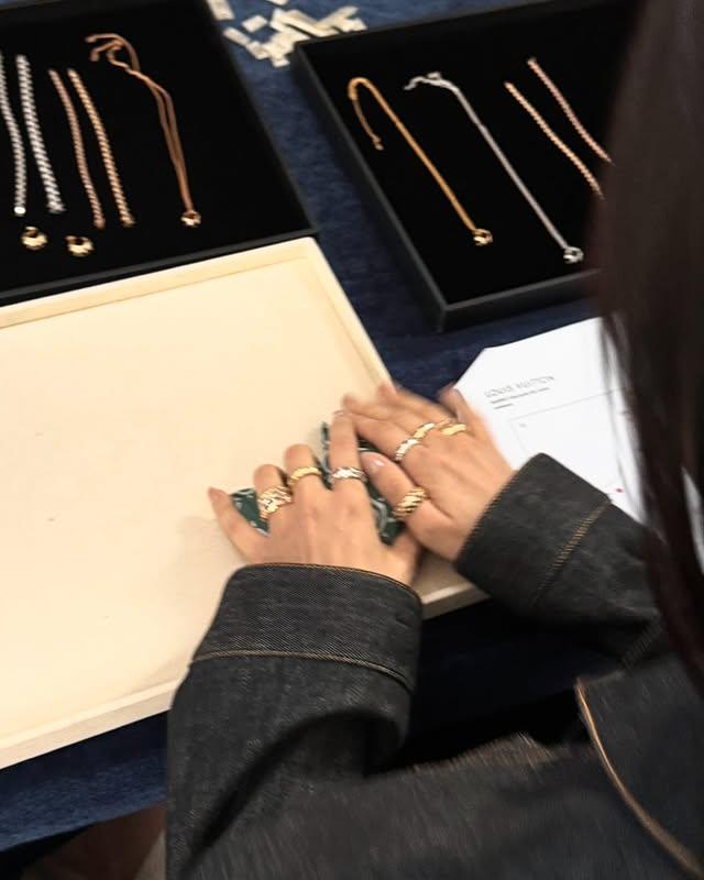 申敏兒昨天在社群上曬出多枚戒指,不少粉絲都認為時間點很妙。(圖/翻攝自申敏兒IG)