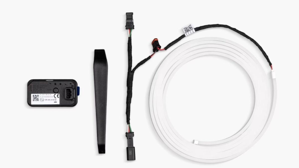Model Y專用配件含LED燈條、轉接線、照明模組連接器、撬片。(圖/翻攝自Tesla線上商店)