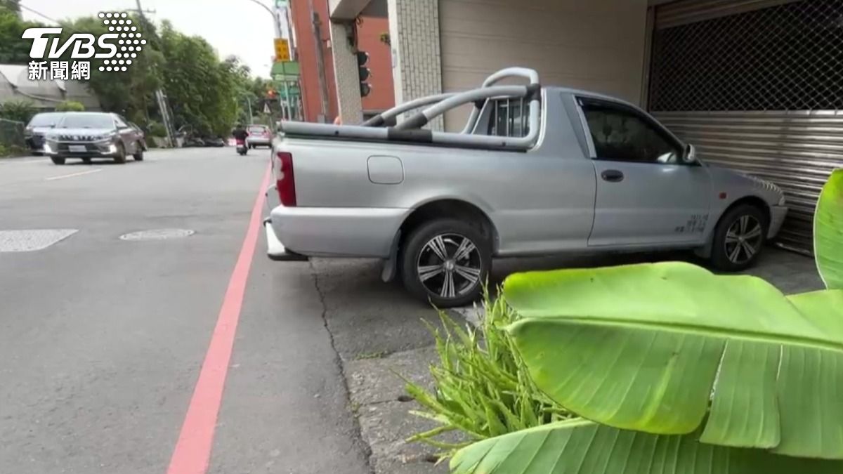 住戶將愛車停在自家騎樓卻屢收罰單，控訴警方搶業績。（圖／TVBS）