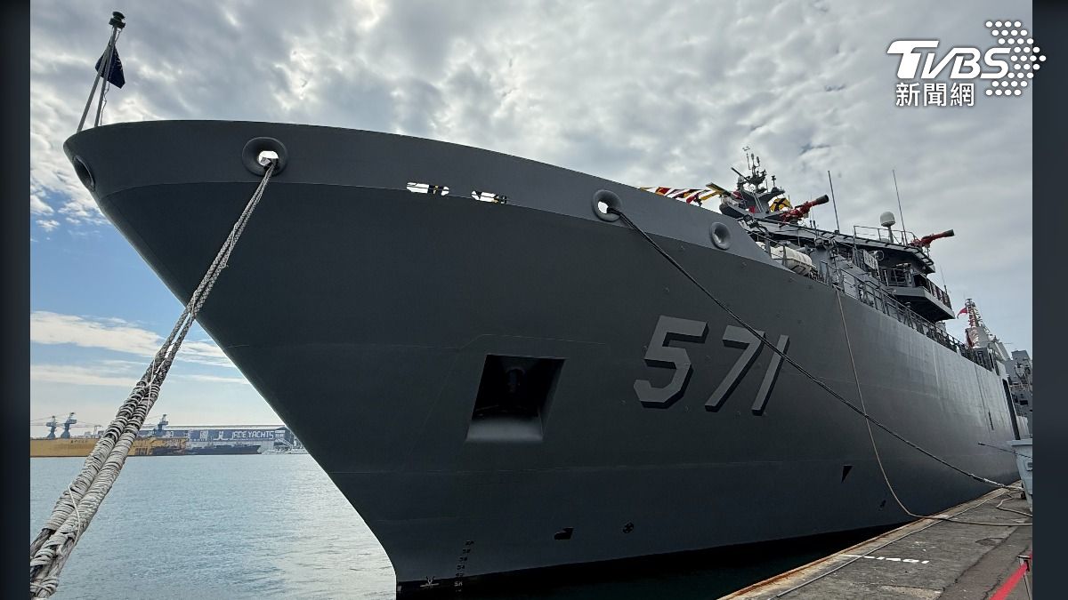 我國自製的海軍「大武級」新型救難艦,首艦已於上個月成軍、正式服役。(圖/TVBS)
