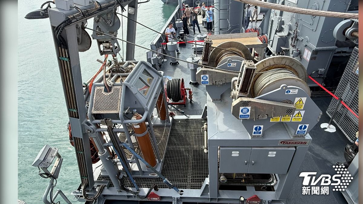 大武軍艦是國內第一艘固定配置潛水鐘的軍用艦艇。 一次可搭載三名水下作業人員, 在百米水深內執行搜索、搶修、救援等高難度任務。(圖/TVBS)