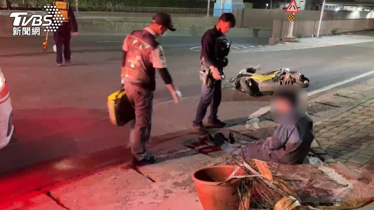 被撞的騎士跌坐在路旁手腳有擦挫傷,救護人員到場處理。(圖/TVBS)