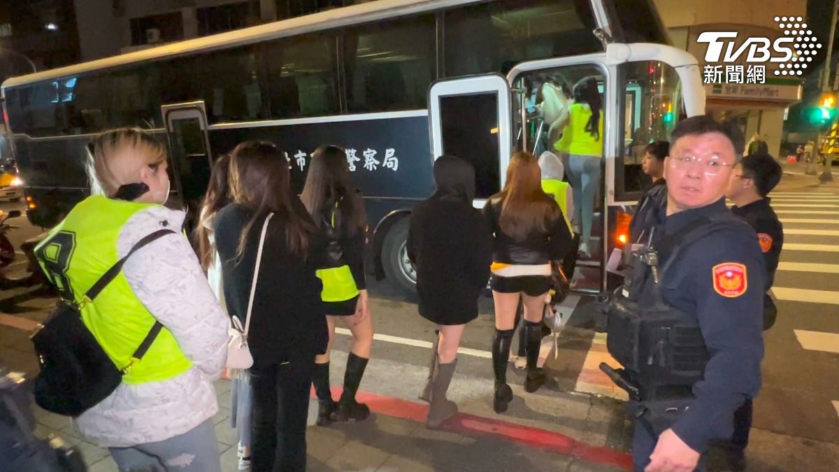 身著短裙的荷官、女服務生遭警方魚貫帶上警備車。(圖/TVBS)