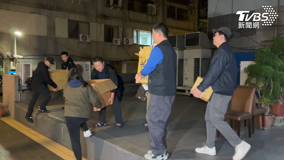 中山分局警方於現場查扣百家樂賭具、籌碼、大批監視鏡頭設備及逾百萬元現金賭資。(圖/TVBS)