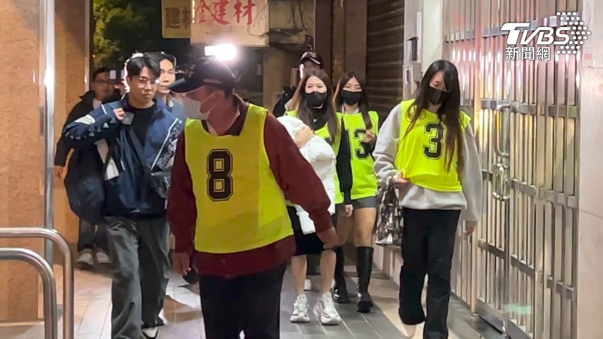 目前全案相關人員與查扣物品均帶回中山分局偵處。(圖/TVBS)