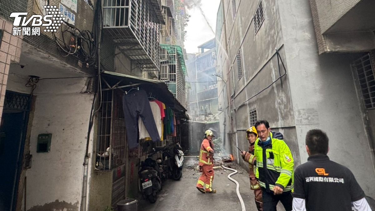 警消人員佈線搶救。（圖／TVBS）