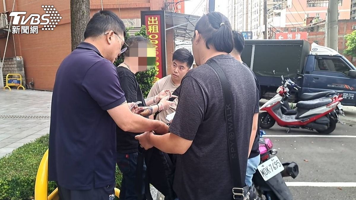 警方破獲天道盟同心會應召站。(圖/TVBS)